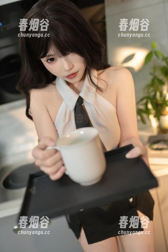 Bangni邦尼在纯白中游走，美图之中，她的存在成了绝对的主角。