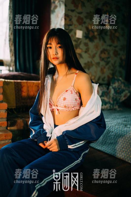 GIRLT果团网 - 周琰琳LIN的白裙写真：裙摆摇曳，真有种想为她打伞的冲动！