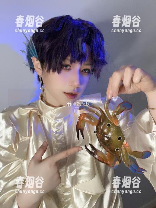 沉醉在Zyra秋“大凤”的cos美图中，真想化身那只翩翩起舞的小虫虫。