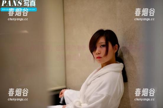pans - 说来无聊，但李沫的毛衣写真确实让黑白给我一种全新色彩的感觉，真神奇。
