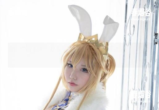 精选サク(saku)白裙写真，顺便探讨裙子和风的‘修为’——到底谁在主动呢？
