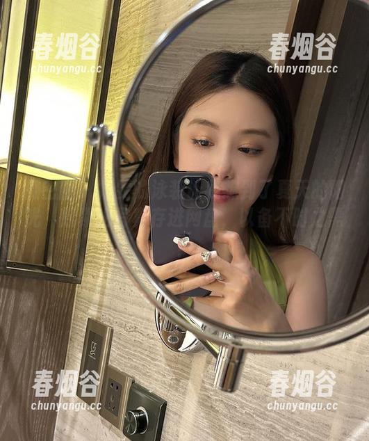 微密圈 - 奶雯的泳装让我想到了夏天的阳光，赶紧把写真存进网盘，以备不时之需！