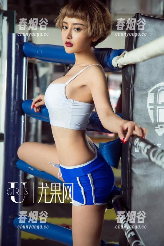 尤果网 - 原图专享：艾小青在办公室的神态千变万化