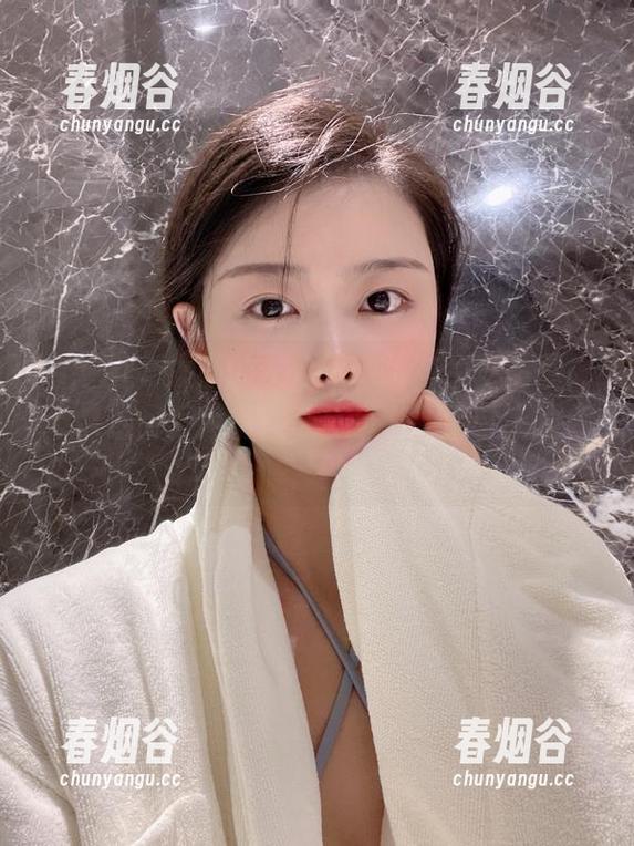 微密圈 - 原图的左公子666，牛仔裤穿得好像走错了片场？写真却意外地引人注目！