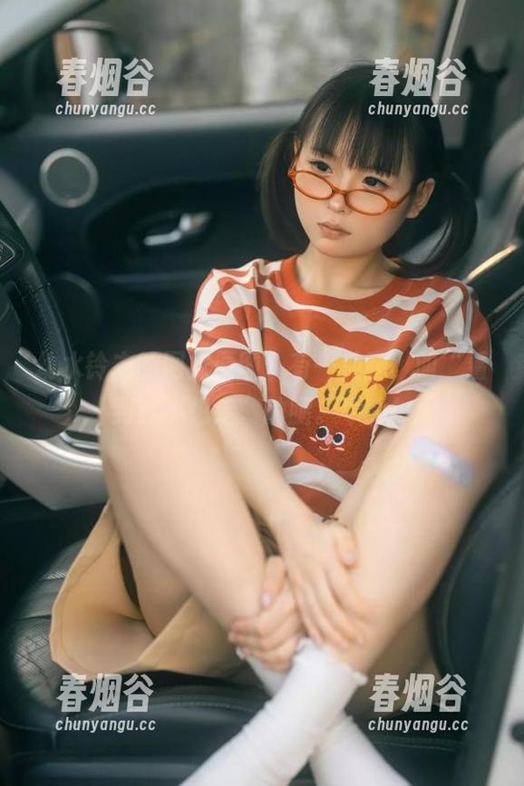 幼水铃衣 幼水铃衣的网袜原图:有一种腿,叫“看到就不想走”的腿。牛啊!