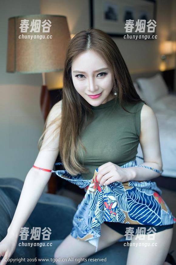 推女神 - 浴室的戏水时光——原图里的谭晓彤难以忽视。