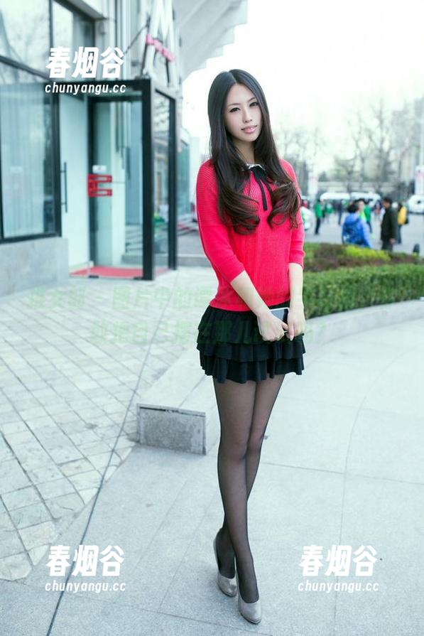 推女郎 - 图片中的谭冰和她的牛仔裤，你敢把自己摆在那儿试试吗？