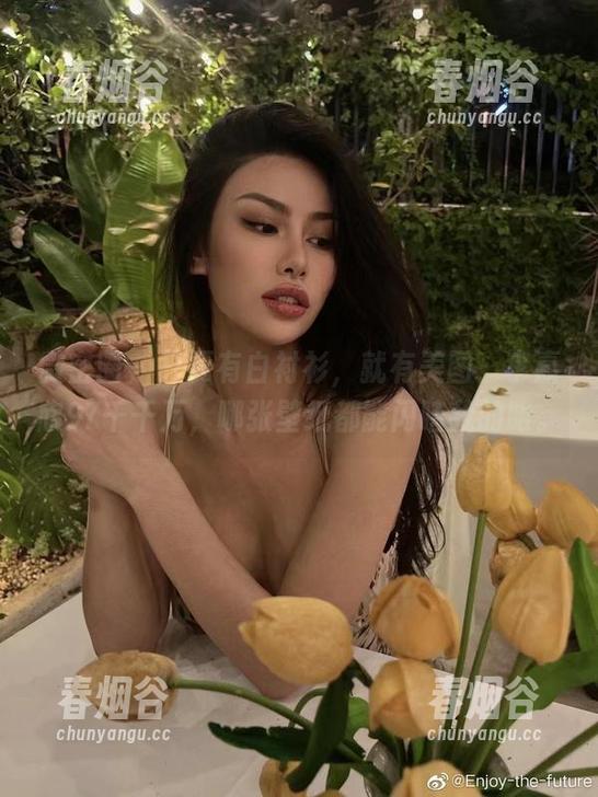 微密圈 - 只要有白衬衫，就有美图，李嘉欣97千千万，哪张壁纸都能闪瞎我的眼。
