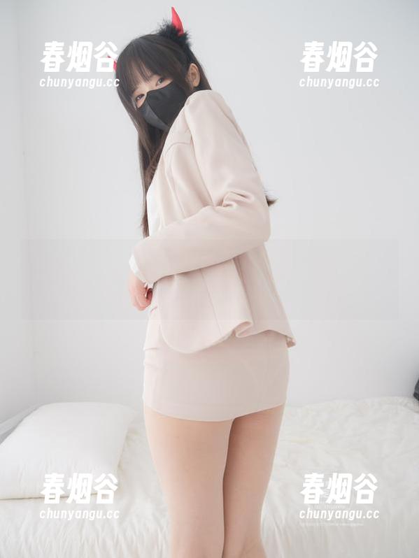 紧急企划 - 龙崎聆音的泳池派对：一挑二的清凉套图，迅速下载不留情！