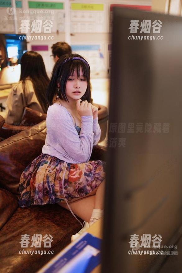 游泳的阿半今天很开心，原图里竟隐藏着阳光下的别样清爽