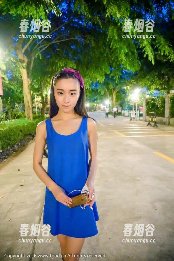 青豆客 - 施忆佳私房原图里的女孩，是哪个造型师担心她抓不到精髓，给了个豪华套餐？