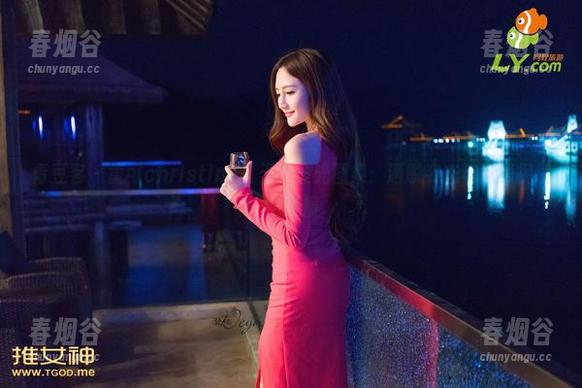 青豆客-黄可christine 青豆客 - 黄可christine夏天无圣光图集:洒脱姿态与无辜视线的碰撞